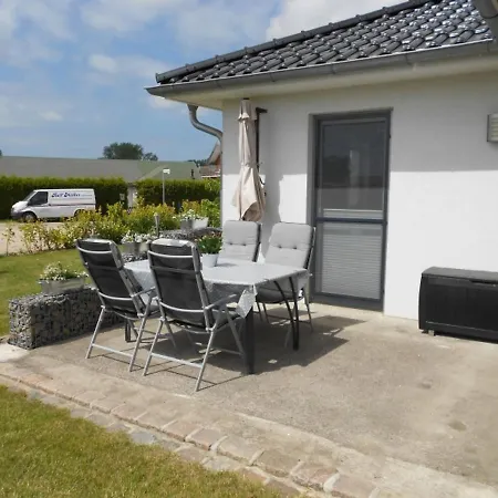 Spacious With Garden Near The Sea 아파트 *